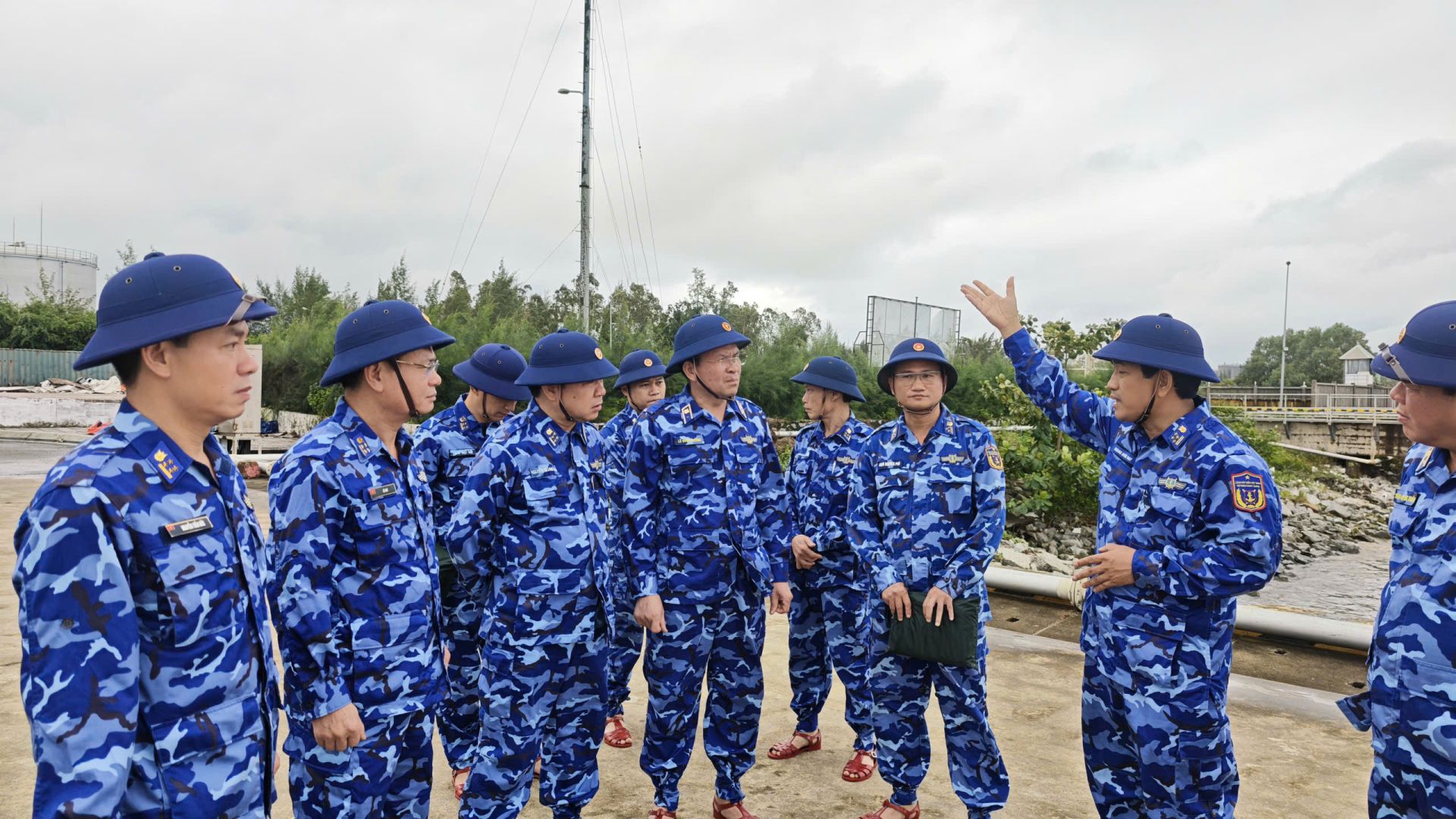 Tư lệnh Cảnh sát biển Việt Nam kiểm tra kho, trạm của đơn vị Tư lệnh Cảnh sát biển Việt Nam kiểm tra kho, trạm của đơn vị