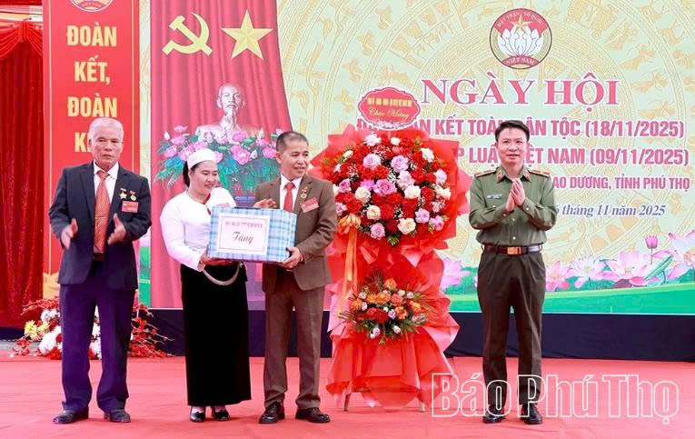 Thiếu tướng Nguyễn Minh Tuấn tặng hoa, quà chúc mừng Ban công tác Mặt trận thôn Sấu Thượng