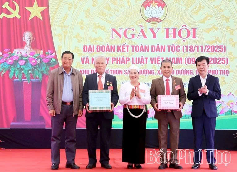 Đại diện lãnh đạo Sở Tư pháp, Thanh tra tỉnh tặng quà cho khu dân cư thôn Sấu Thượng