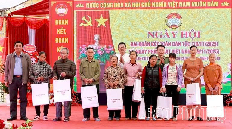 Thiếu tướng Nguyễn Minh Tuấn cùng lãnh đạo các sở, ngành tặng quà cho các hộ gia đình có hoàn cảnh khó khăn