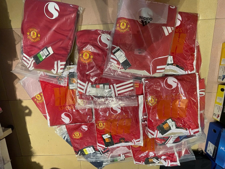 Tuyên Quang: Thu giữ lô sản phẩm thời trang giả mạo nhãn hiệu MANCHESTER UNITED