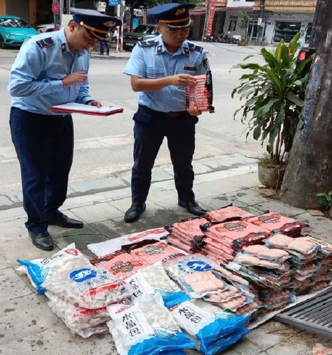 Lực lượng QLTT kiểm đếm tang vật