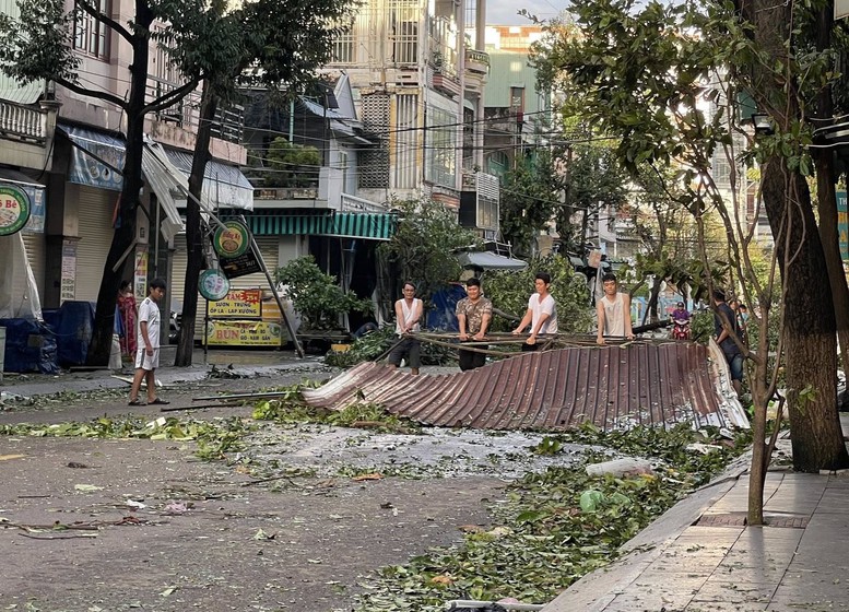 Người dân Quy Nhơn chung tay dọn dẹp, khắc phục sau bão