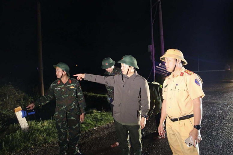 Phó Thủ tướng đề nghị, ngay từ sáng sớm 7/11, chính quyền địa phương cùng các lực lượng công an, quân đội, dân quân tự vệ tổ chức hỗ trợ người dân dọn dẹp nhà cửa, che chắn tạm thời những công trình bị tốc mái, di dời tài sản ra khỏi khu vực nguy hiểm - Ảnh: VGP/Minh Khôi