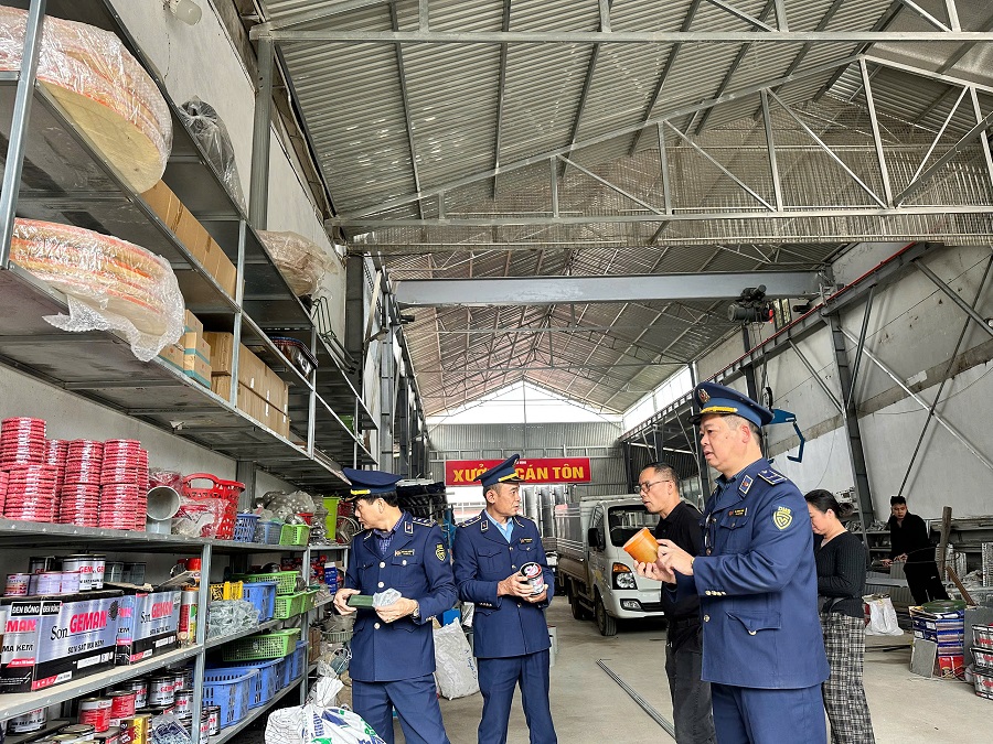 Lực lượng QLTT tỉnh Lạng Sơn kiểm tra hàng hóa, kết hợp tuyên truyền phổ biến pháp luật tại cơ sở kinh doanh