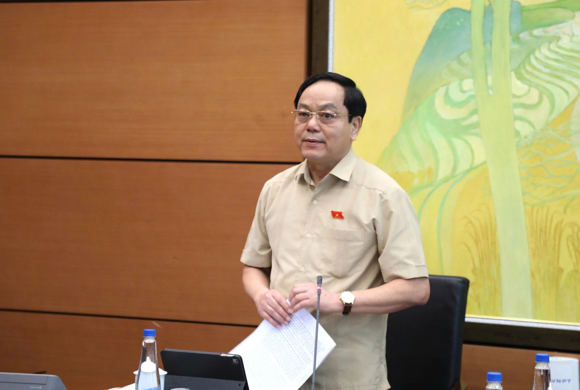 Đại biểu Hoàng Đức Thắng – Đoàn ĐBQH tỉnh Quảng Trị phát biểu