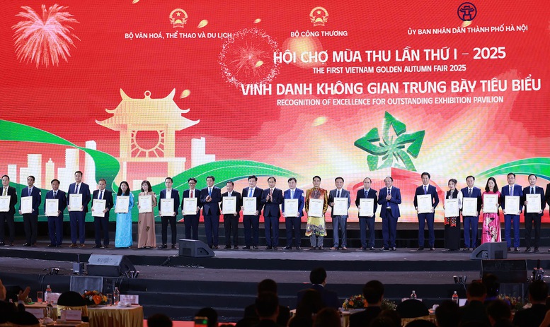 Phó Thủ tướng Bùi Thanh Sơn trao chứng nhận vinh danh 30 tổ chức, doanh nghiệp có “Không gian trưng bày tiêu biểu” tại Hội chợ Phó Thủ tướng Bùi Thanh Sơn trao chứng nhận vinh danh 30 tổ chức, doanh nghiệp có “Không gian trưng bày tiêu biểu” tại Hội chợ