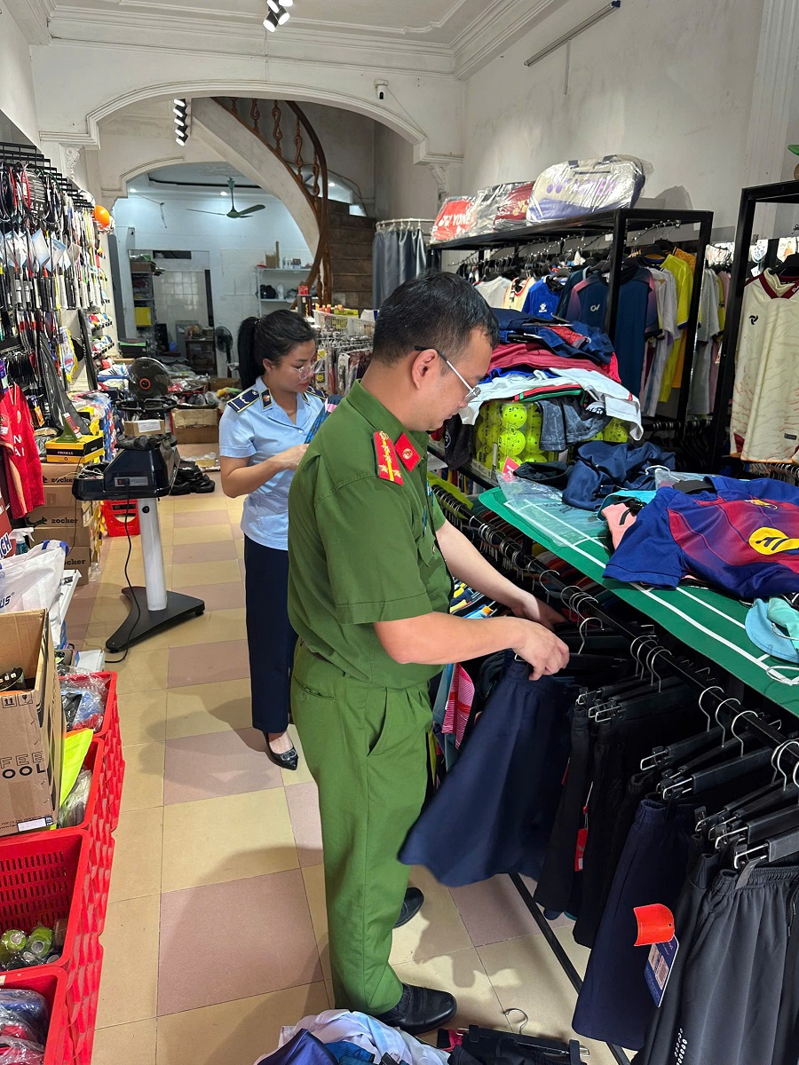 Lực lượng chức năng kiểm tra cơ sở kinh doanh