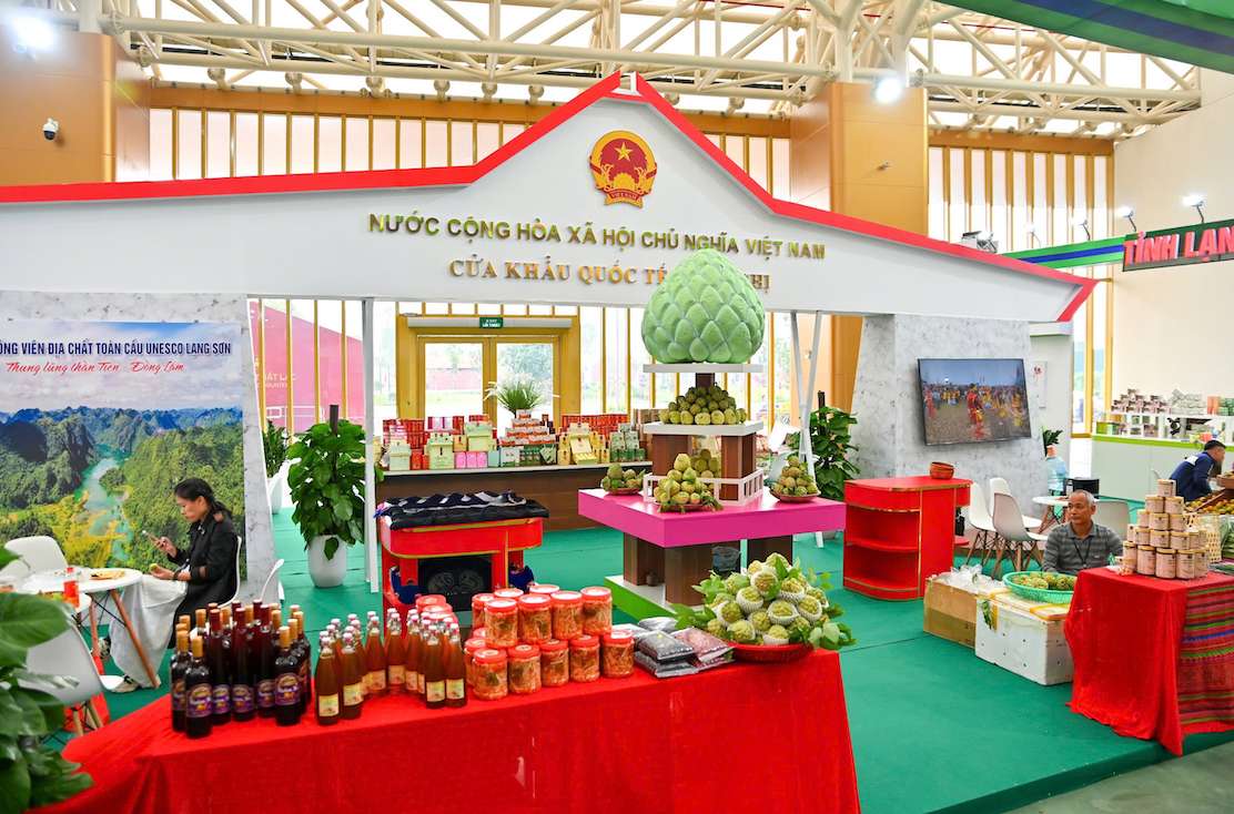 Các gian hàng từ nông sản, sản phẩm OCOP của các địa phương Các gian hàng từ nông sản, sản phẩm OCOP của các địa phương