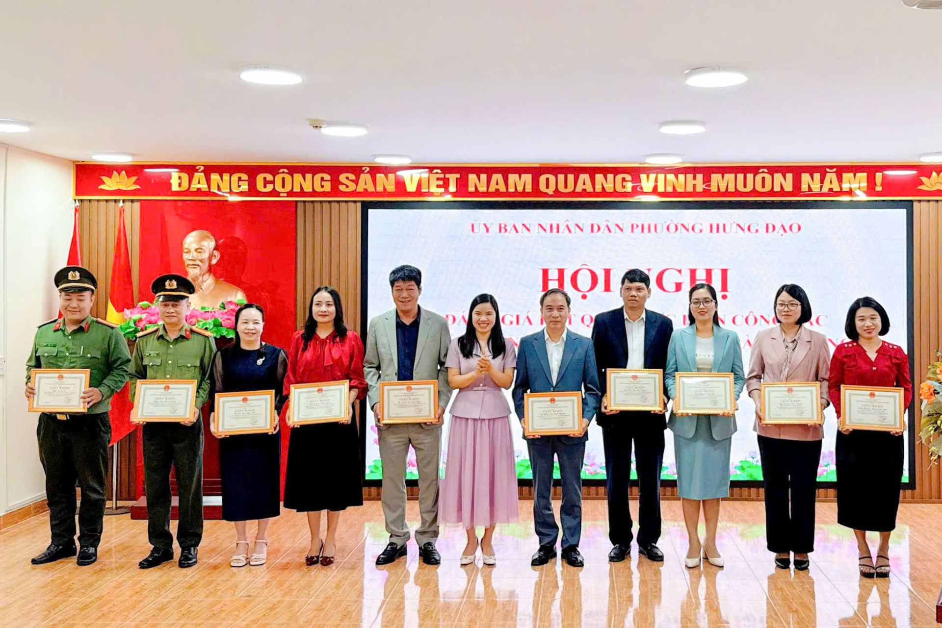 C&aacute;c tập thể, c&aacute; nh&acirc;n được khen thưởng tại Hội nghị.