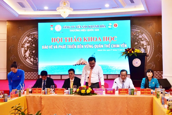 Các vị chủ trì hội thảo