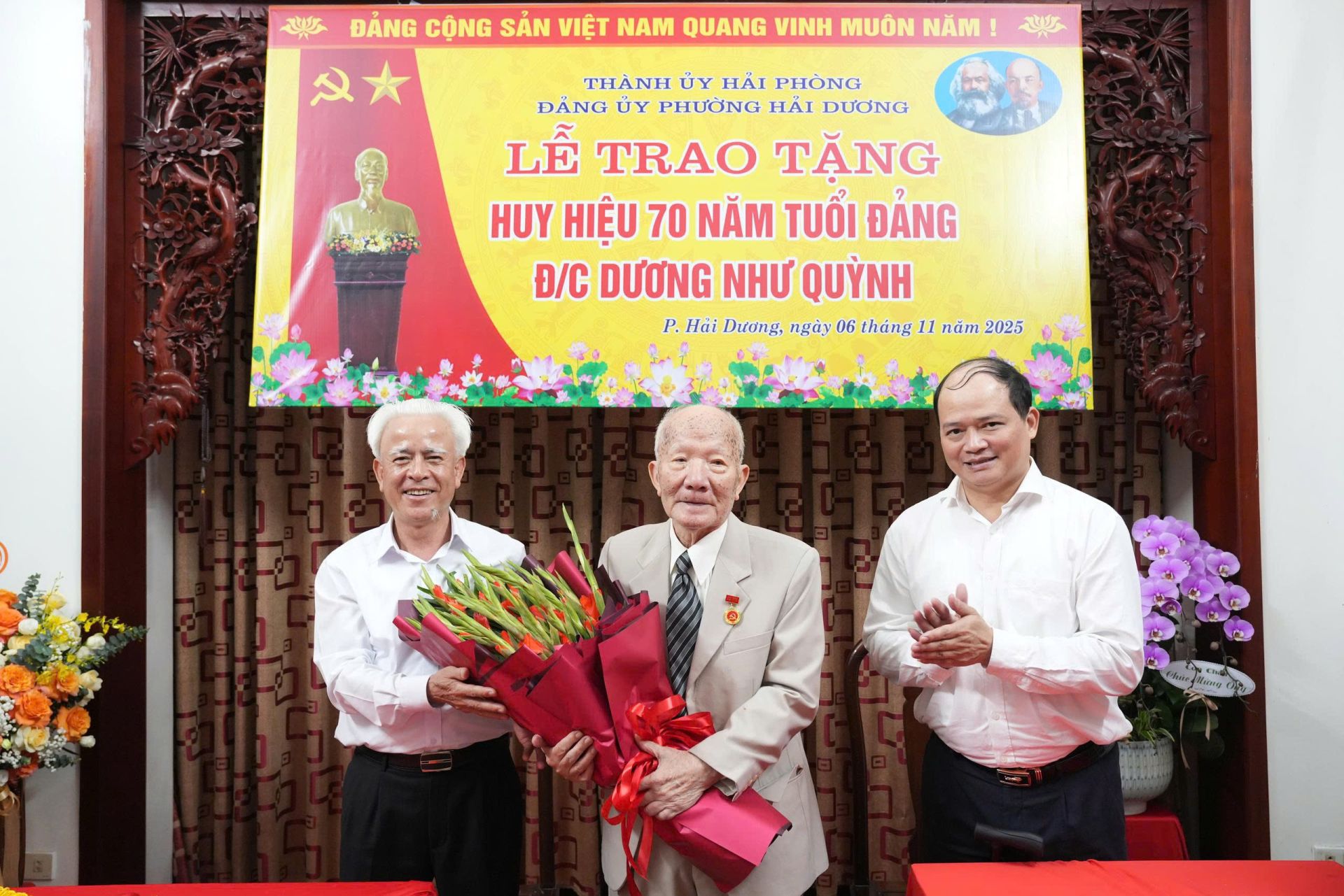 Đồng chí Trưởng Ban Nội chính Thành ủy và đại diện lãnh đạo phường Hải Dương trao Huy hiệu 70 tuổi Đảng cho đảng viên Dương Như Quỳnh, sinh hoạt tại Chi bộ Tổ dân phố số 31. Đồng chí Trưởng Ban Nội chính Thành ủy và đại diện lãnh đạo phường Hải Dương trao Huy hiệu 70 tuổi Đảng cho đảng viên Dương Như Quỳnh, sinh hoạt tại Chi bộ Tổ dân phố số 31.