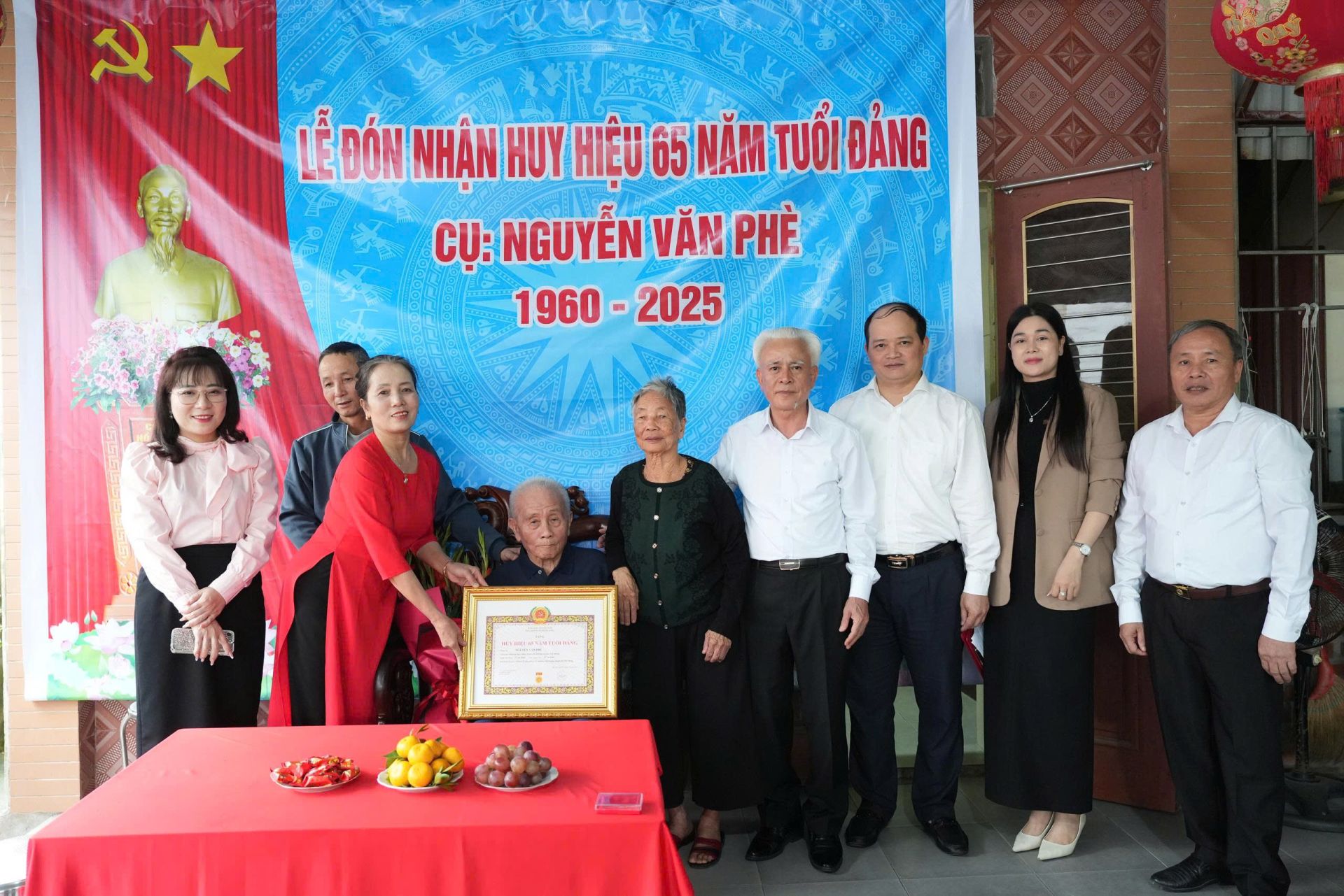 Đồng chí Trưởng Ban Nội chính Thành ủy và đại diện lãnh đạo phường Hải Dương trao Huy hiệu 65 tuổi Đảng cho đảng viên Nguyễn Văn Phè (Chi bộ Tổ dân phố số 15). Đồng chí Trưởng Ban Nội chính Thành ủy và đại diện lãnh đạo phường Hải Dương trao Huy hiệu 65 tuổi Đảng cho đảng viên Nguyễn Văn Phè (Chi bộ Tổ dân phố số 15).