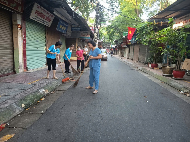 Người dân phường Hai Bà Trưng tham gia dọn vệ sinh trong “Ngày Chủ nhật xanh”, góp phần xây dựng đô thị sáng – xanh – sạch – đẹp. Người dân phường Hai Bà Trưng tham gia dọn vệ sinh trong “Ngày Chủ nhật xanh”, góp phần xây dựng đô thị sáng – xanh – sạch – đẹp.