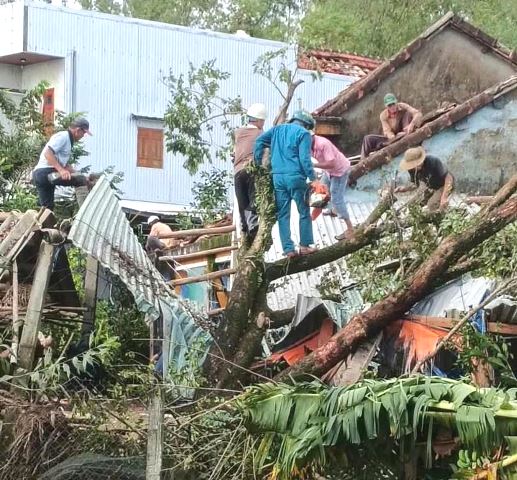 Bão số 13 khiến hàng chục nhà dân phía nam Đà Nẵng bị tốc mái, hư hỏng