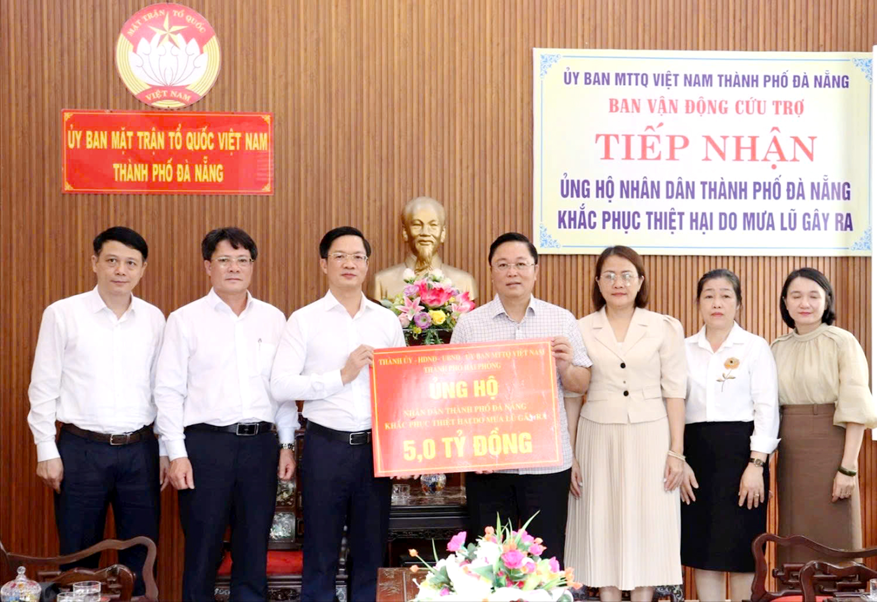 Đồng chí Phạm Văn Lập, Phó Bí thư Thành ủy, Chủ tịch Ủy ban MTTQ Việt Nam thành phố trao kinh phí hỗ trợ cho thành phố Đà Nẵng.