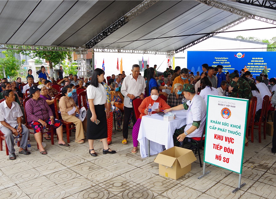 Đông đảo nhân dân xã Long Thuận đến tham dự hoạt động và khám bệnh.