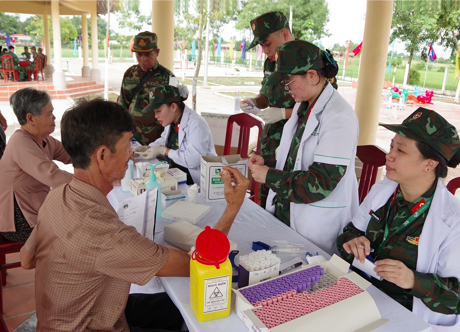 Lực lượng Y, bác sĩ Quân y khám bệnh, tư vấn sức khỏe và cấp thuốc cho người dân