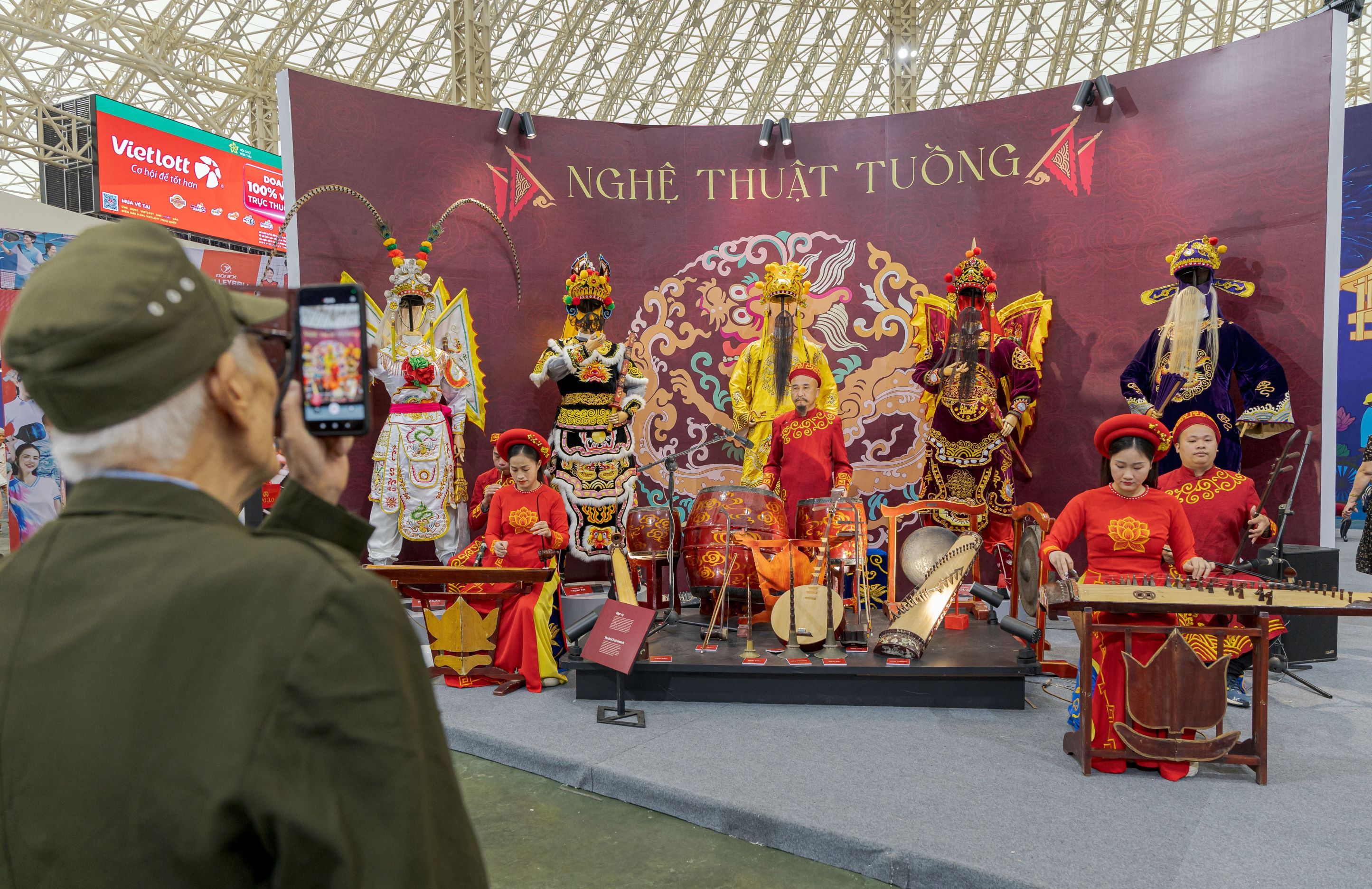 Các chương trình văn hóa nghệ thuật tại các gian hàng trong Hội chợ Mùa Thu luôn đông đúc khách tham quan, thưởng thức