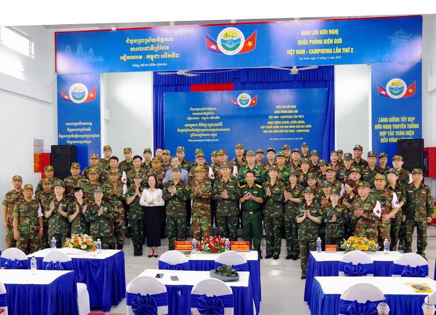 Đại biểu chụp ảnh lưu niệm tại lễ khai mạc diễn ra hoạt động