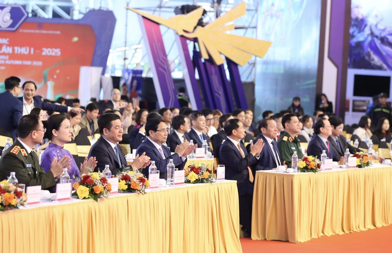 Theo Ban Tổ chức, Hội chợ thu hút trung bình 100.000 lượt khách/ngày, cao nhất trong các sự kiện xúc tiến thương mại trong nước Theo Ban Tổ chức, Hội chợ thu hút trung bình 100.000 lượt khách/ngày, cao nhất trong các sự kiện xúc tiến thương mại trong nước