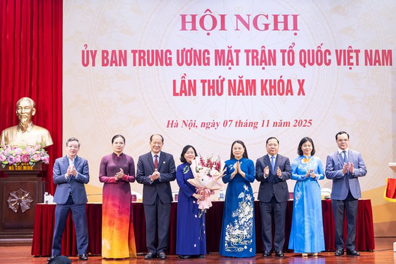 Ban Thường trực Ủy ban Trung ương MTTQ Việt Nam tặng hoa chúc mừng bà Bùi Thị Minh Hoài, Ủy viên Bộ Chính trị, Bí thư Trung ương Đảng, Chủ tịch Ủy ban Trung ương MTTQ Việt Nam - Ảnh: VGP/Toàn Thắng Ban Thường trực Ủy ban Trung ương MTTQ Việt Nam tặng hoa chúc mừng bà Bùi Thị Minh Hoài, Ủy viên Bộ Chính trị, Bí thư Trung ương Đảng, Chủ tịch Ủy ban Trung ương MTTQ Việt Nam - Ảnh: VGP/Toàn Thắng