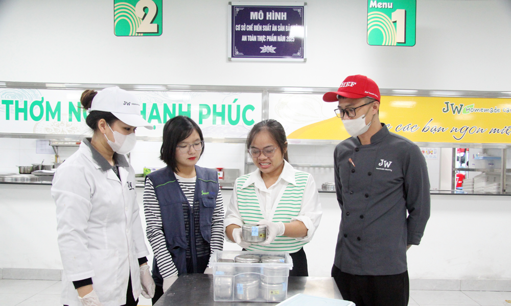 Cán bộ Trung tâm Y tế các khu công nghiệp hướng dẫn nhân viên bếp ăn Công ty trách nhiệm hữu hạn Smart Tech Vina lưu mẫu thức ăn theo tiêu chí bếp ăn an toàn thực phẩm.