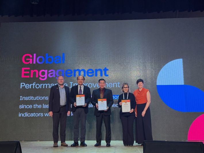 TS. Phan Hồng Hải - Hiệu trưởng Nhà trường (đứng giữa) đã vinh dự nhận thưởng “Global Engagement - Performance Improvement” (Hội nhập toàn cầu - Cải tiến hiệu quả) tại Hội nghị Thượng đỉnh Giáo dục Đại học QS Châu Á- Thái Bình Dương tại Seoul, Hàn Quốc TS. Phan Hồng Hải - Hiệu trưởng Nhà trường (đứng giữa) đã vinh dự nhận thưởng “Global Engagement - Performance Improvement” (Hội nhập toàn cầu - Cải tiến hiệu quả) tại Hội nghị Thượng đỉnh Giáo dục Đại học QS Châu Á- Thái Bình Dương tại Seoul, Hàn Quốc