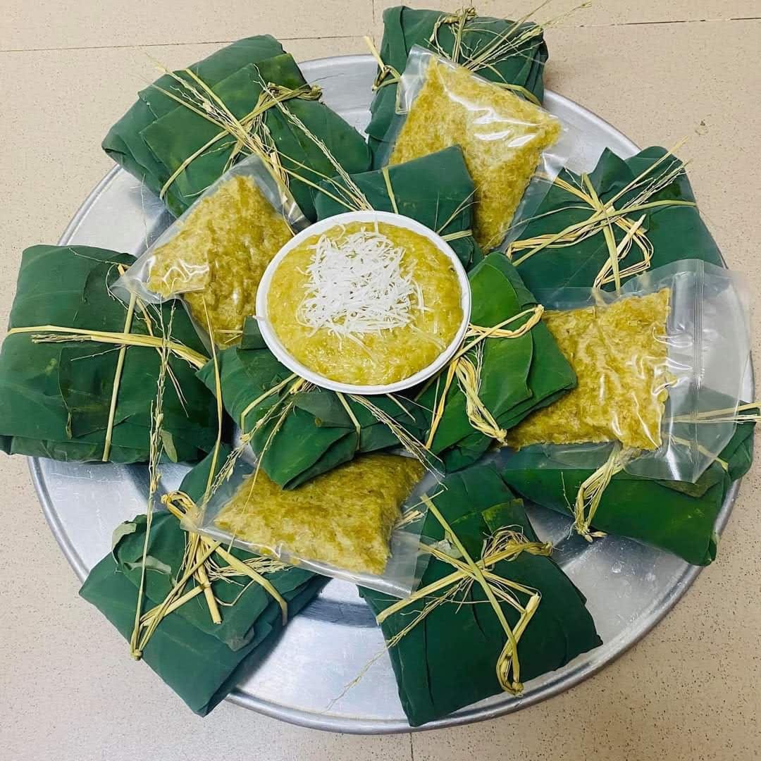 Cốm làng Vòng được gói khéo léo trong lá sen, mang hương vị riêng của Hà Nội Cốm làng Vòng được gói khéo léo trong lá sen, mang hương vị riêng của Hà Nội