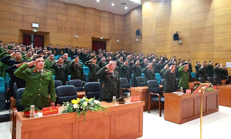 Các đại biểu thực hiện nghi thức chào cờ (Ảnh: CA Lạng Sơn) Các đại biểu thực hiện nghi thức chào cờ (Ảnh: CA Lạng Sơn)