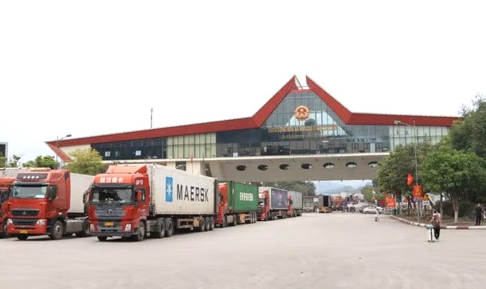 Dòng chảy hàng hóa qua cửa khẩu Lạng Sơn thông suốt, xuất nhập khẩu duy trì nhịp ổn định
