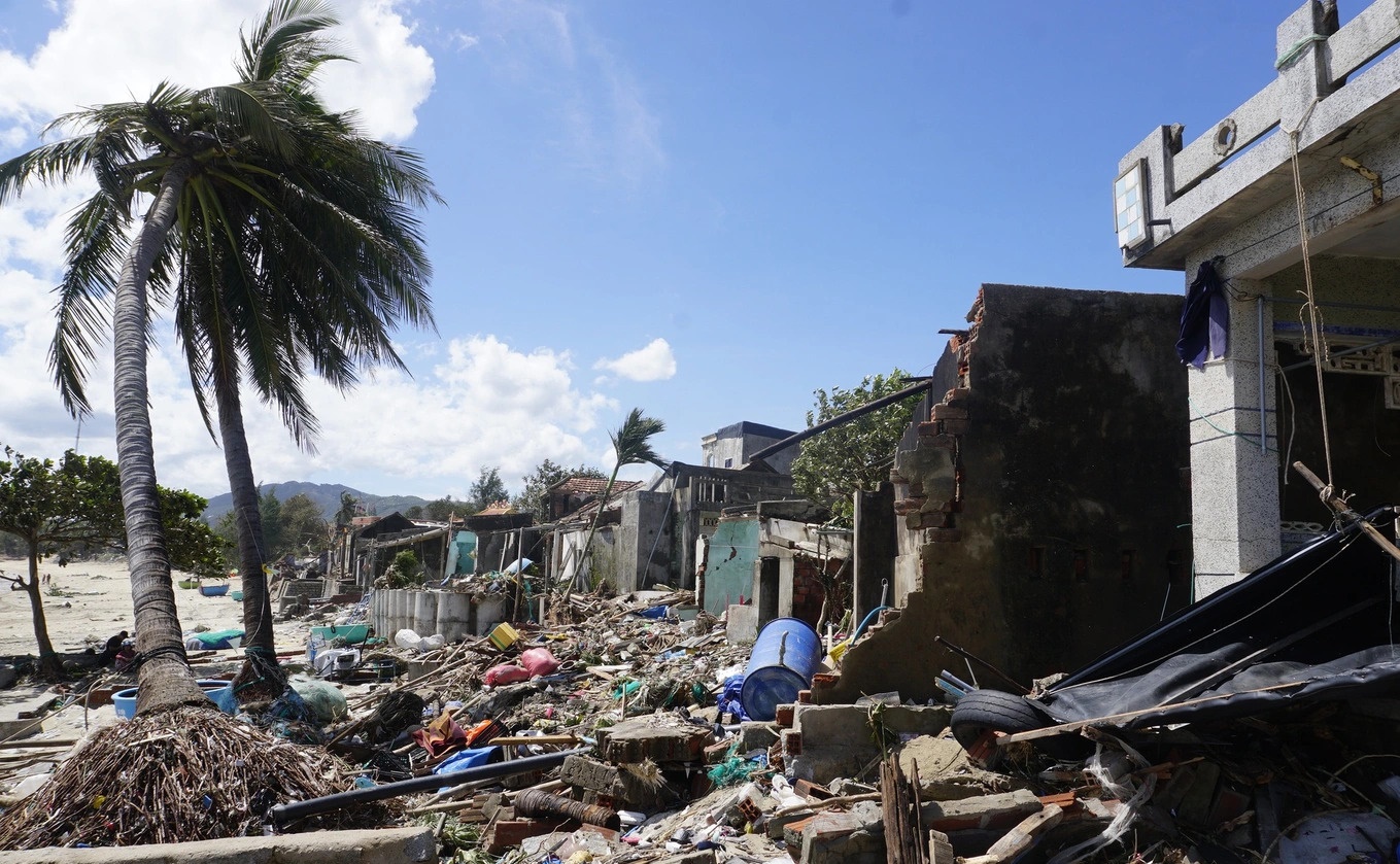 Cảnh hoang tàn ở xóm chài thôn Xuân Thạnh, xã Phù Mỹ Đông, tỉnh Gia Lai sau khi bão số 13 tàn phá (Ảnh: Doãn Công).