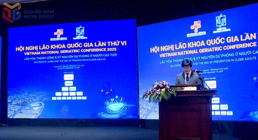 Gi&aacute;m đốc Sở Y tế Quảng Ninh ph&aacute;t biểu tại hội nghị.