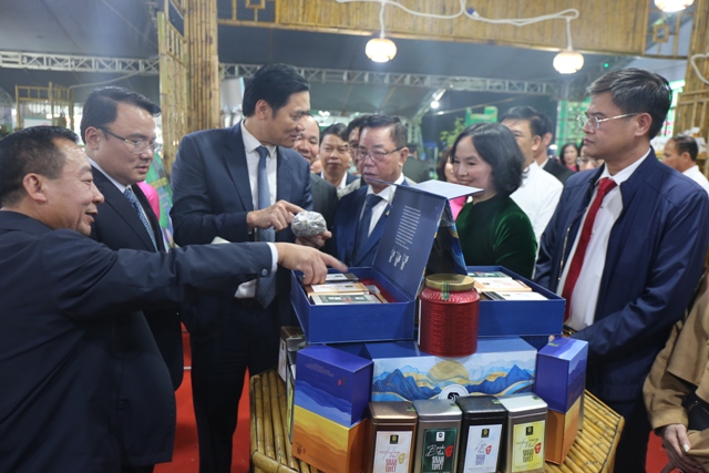 Các đại biểu tham quan các gian hàng từ các tỉnh, thành, các địa phương trong tỉnh tham gia sự kiện.