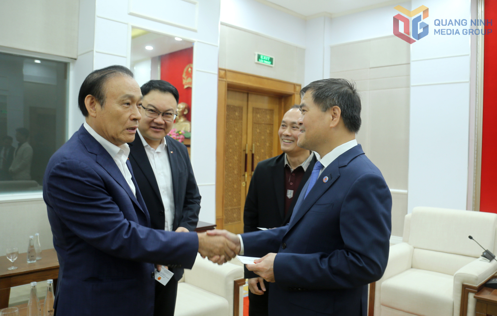 Chủ tịch UBND tỉnh Quảng Ninh trao đổi với c&aacute;c doanh nghiệp.