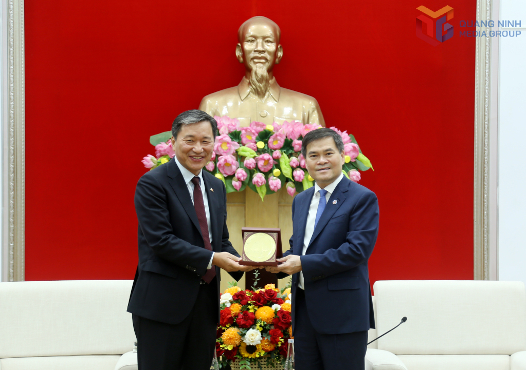 Chủ tịch UBND tỉnh Quảng Ninh B&ugrave;i Văn Khắng tặng qu&agrave; lưu niệm cho &ocirc;ng Ko Tae Yeon, Chủ tịch KOCHAM ki&ecirc;m Tổng Gi&aacute;m đốc C&ocirc;ng ty TNHH Heesung Electronics Việt Nam.