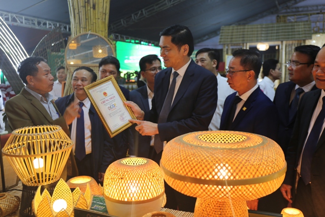 Các sản phẩm OCOP, sản phẩm làng nghề tiêu biểu của Nghệ An và khu trưng bày Khu dự trữ sinh quyển miền Tây xứ Nghệ trưng bày tại hội chợ.