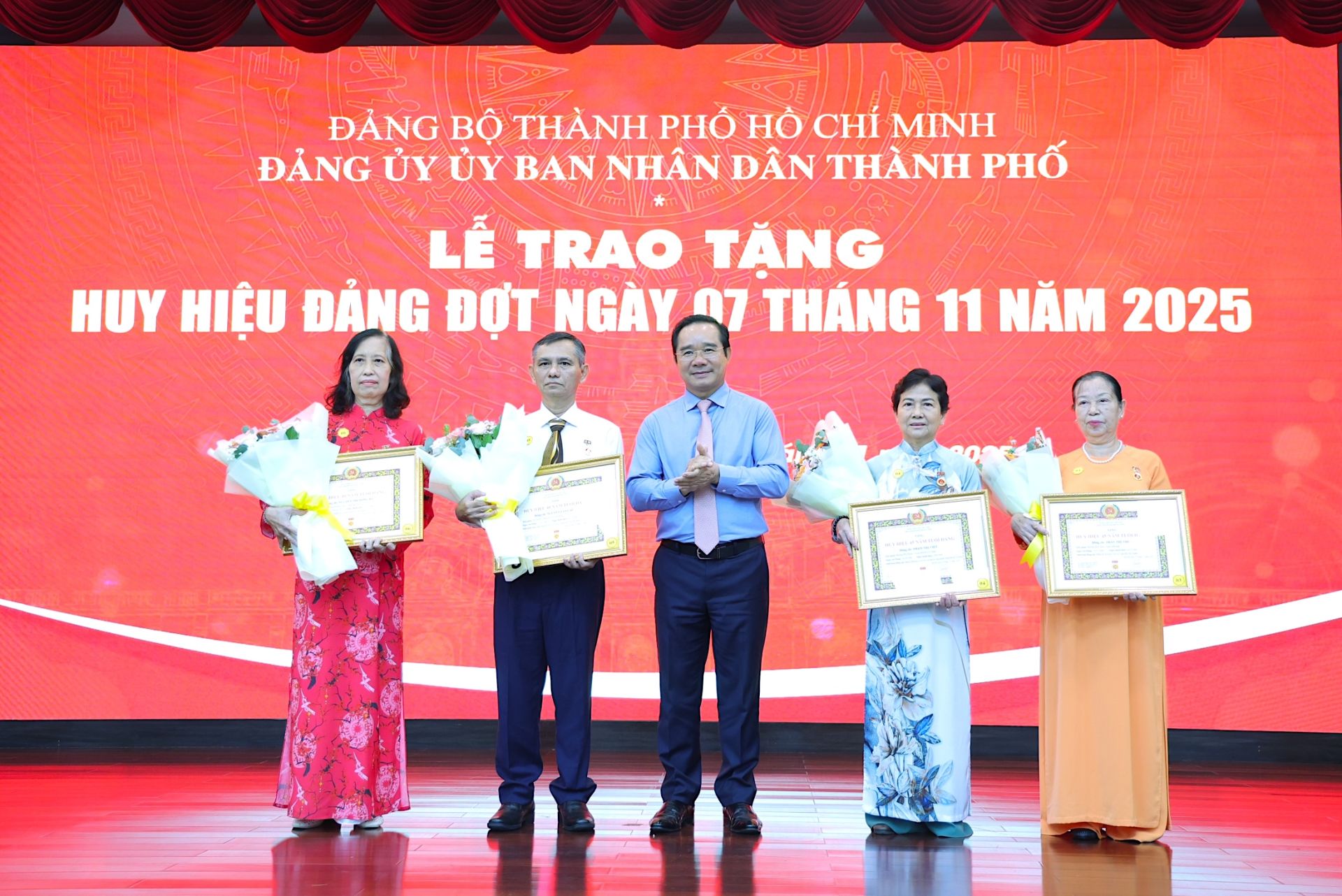 Đảng ủy UBND TP. HCM trao Huy hiệu Đảng cho 32 đảng viên