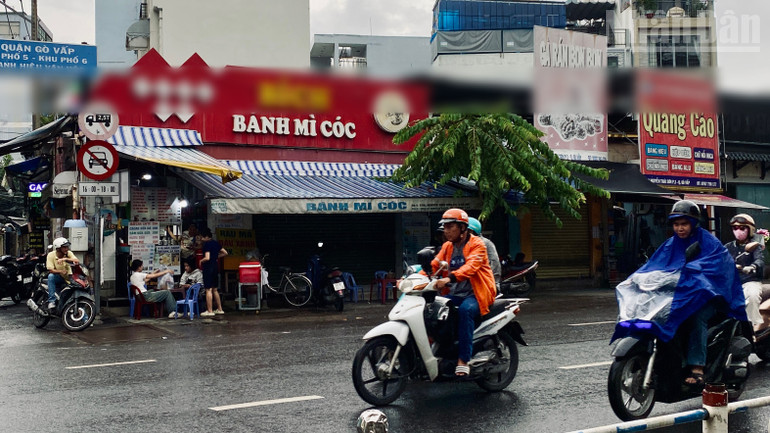 Cửa hàng bánh mì trên đường Nguyễn Thái Sơn, phường Hạnh Thông.