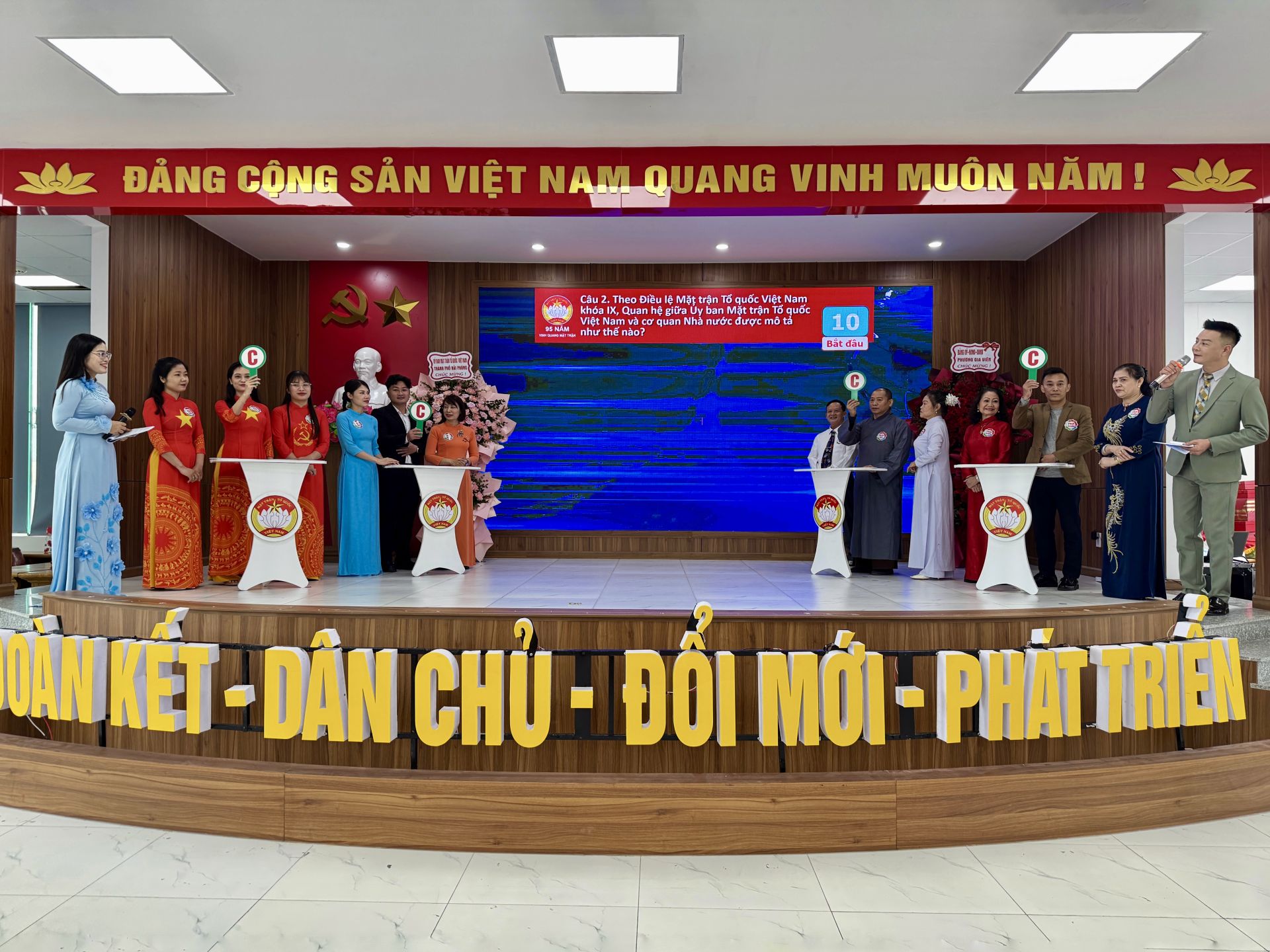 Các Đội tham gia phần thi kiến thức.