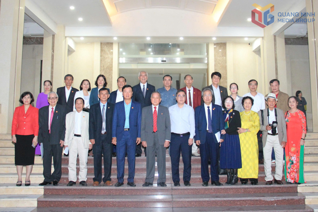 Các đại biểu chụp ảnh lưu niệm tại buổi gặp mặt nhân kỷ niệm 95 năm Ngày truyền thống MTTQ Việt Nam.