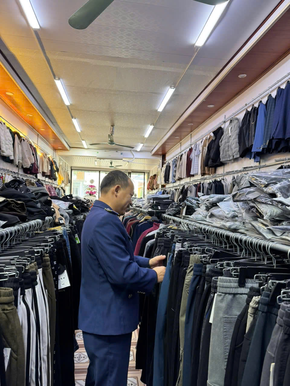 Ninh Bình: Xử phạt hộ kinh doanh trưng bày, bán hàng giả mạo nhãn hiệu Adidas