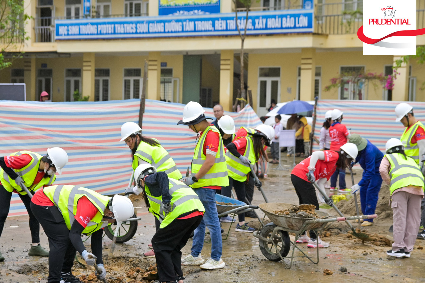 Đại diện Prudential Việt Nam nhận giải thưởng tại sự kiện