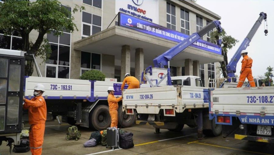 Cán bộ, công nhân PC Quảng Trị chuẩn bị vật tư, trang thiết bị chuyên dụng trước lúc lên đường hỗ trợ khôi phục lưới điện sau bão số 13 tại Gia Lai.