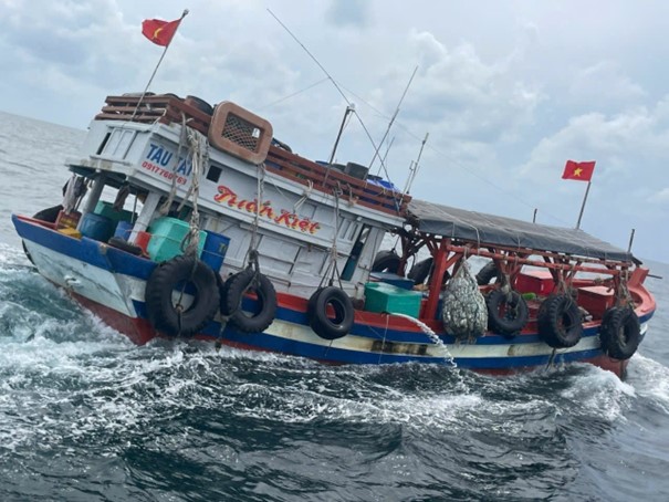 Phát hiện, bắt giữ một phương tiện tàu vận chuyển trái phép khoảng 30.000 lít dầu D.O