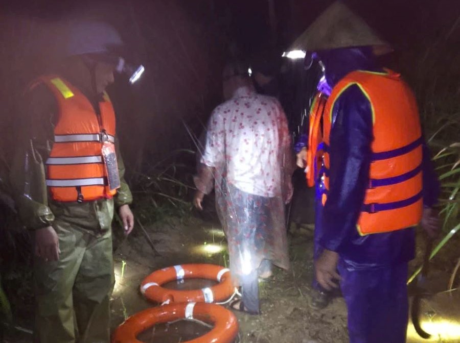 Lực lượng chức năng tổ chức tích cực tìm kiếm người mất liên lạc.