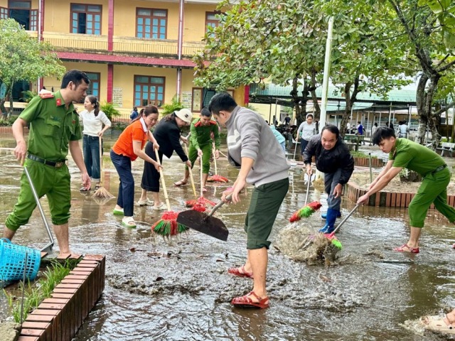 Bão số 13 tan, Quảng Trị vẫn căng mình khắc phục hậu quả lũ lụt