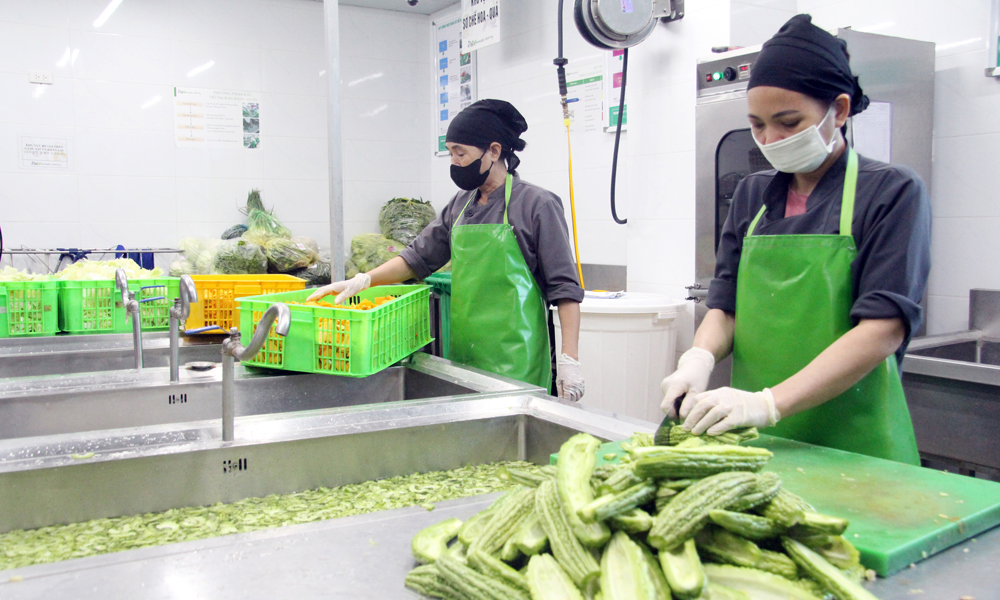 Sơ chế thực phẩm tại bếp ăn Công ty trách nhiệm hữu hạn Smart Tech Vina.