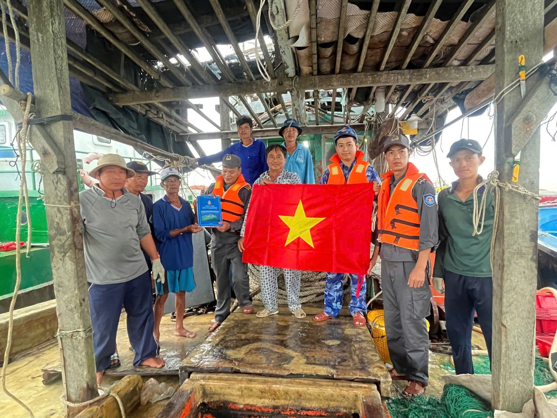 Tặng cờ Tổ quốc, phát tài liệu tuyên truyền Tặng cờ Tổ quốc, phát tài liệu tuyên truyền