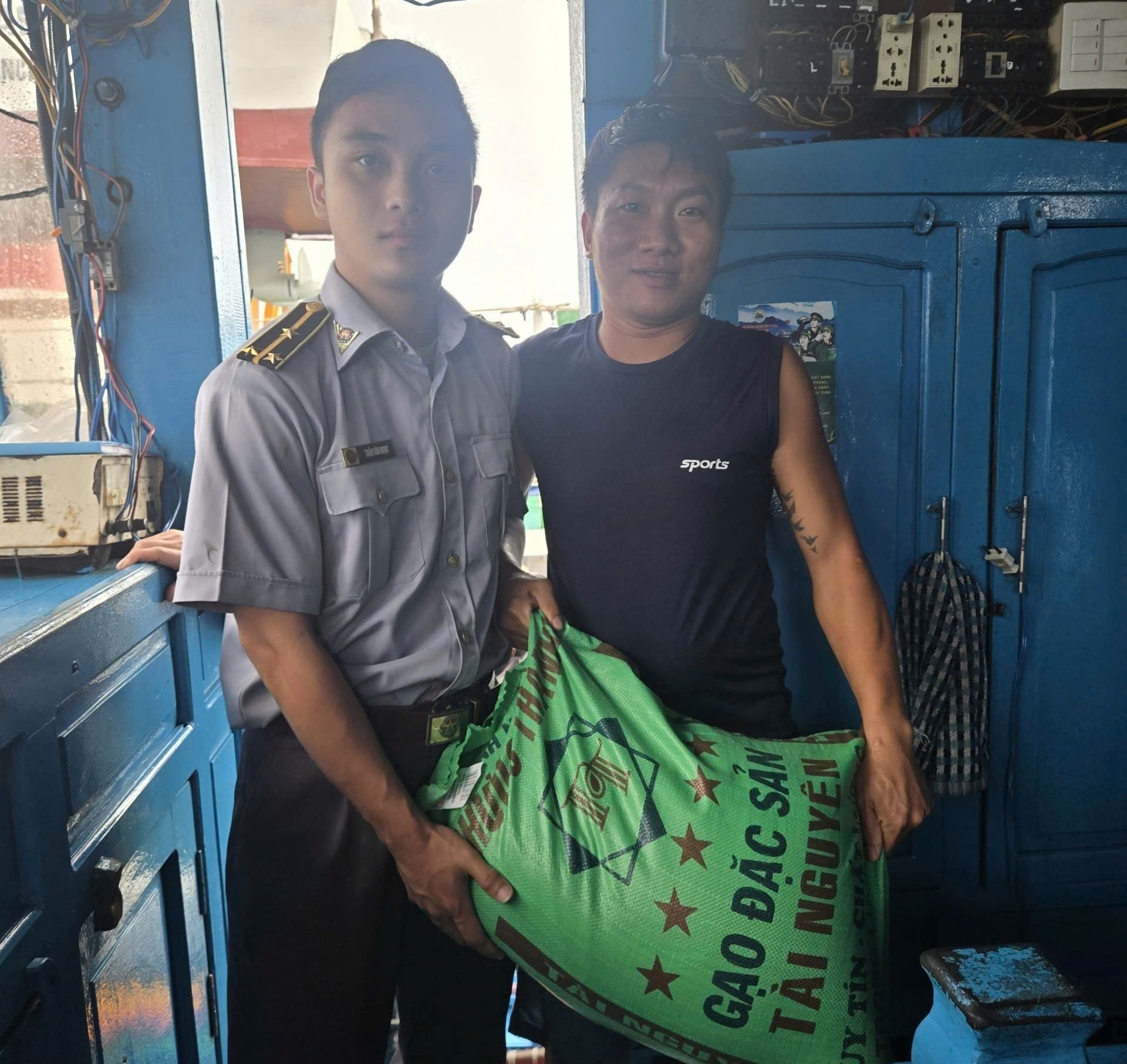 Tặng gạo cho ngư dân Tặng gạo cho ngư dân